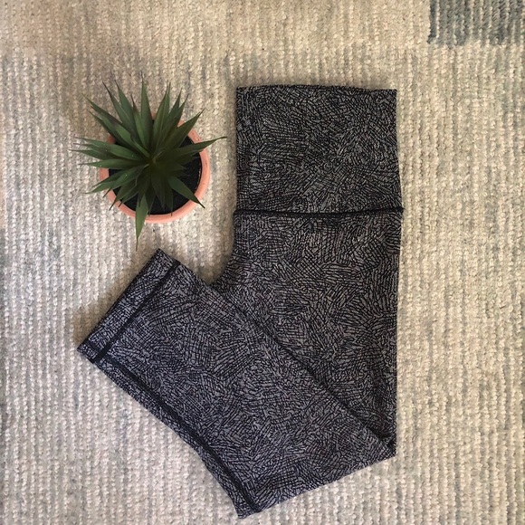 lululemon athletica Pants - Lululemon Wunder Under Crop Hi Rise 21 in Line Up
